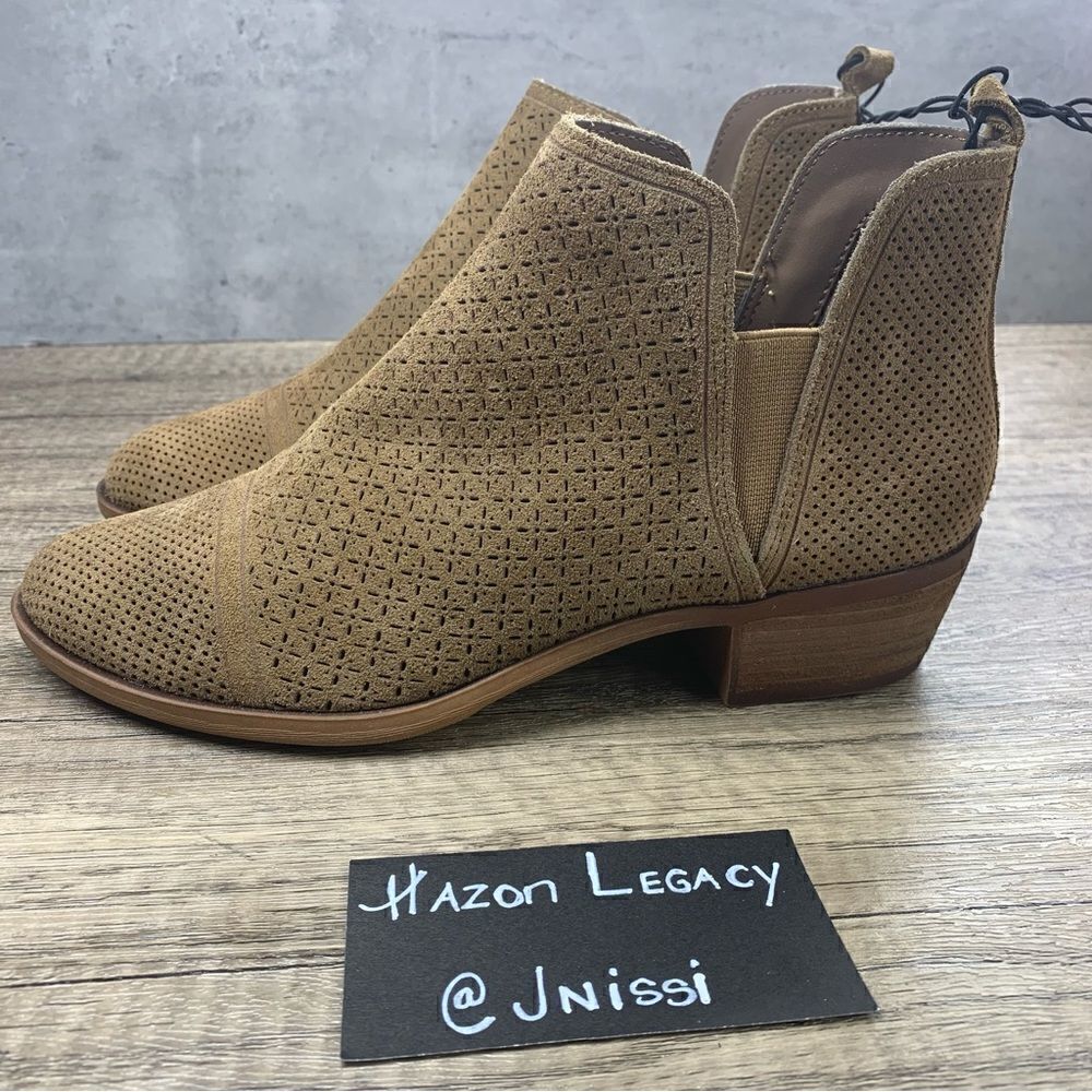 Kensie~Women’s~”Glynda”~Desert Sand Perforated Suede Ankle Booties~Size 8M